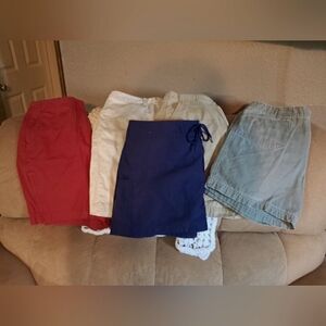 5 PAIRS OF WOMANS SHORTS SIZE 8 (6-5)